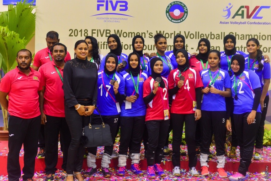 29 ޖެނުއަރީ 2017: ވޯލްޑް ވިމެންސް ޗެމްޕިއަންޝިޕްގެ ސެންޓްރަލް ޒޯން ކޮލިފައިން ވޮލީބޯޅަ މުބާރާތު އިނާމް ދިނުމުގެ ރަސްމިއްޔާތު:  ރާއްޖެ އަތުން ފަސޭހަކަމާއެކު މޮޅުވެ، އޭޝިއާ ކޮލިފައިންގެ ފައިނަލް ބުރުން އީރާން ޖާގަ ހޯދައިފި---ސަން ފޮޓޯ/ މުހައްމަދު އަފްރާހް