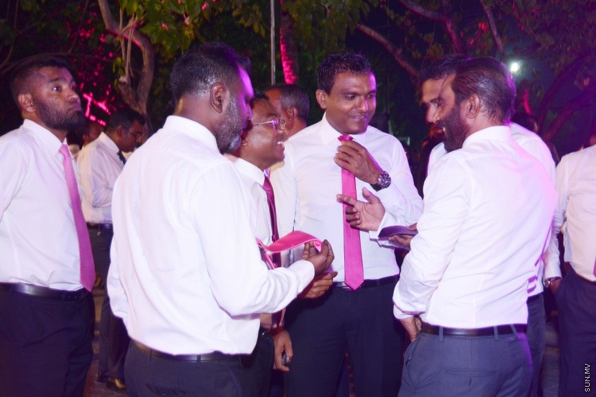 ފެބްރުއަރީ 9، 2017:  ޕީޕީއެމްގެ އާ އޮފީސް ހުޅުވުމަށް ހ. ހުރަފައިގައި ބޭއްވި ހާއްސަ ރަސްމިއްޔާތުގެ ތެރެއިން -- ސަން ފޮޓޯ/ ފަޔާޒު މޫސާ