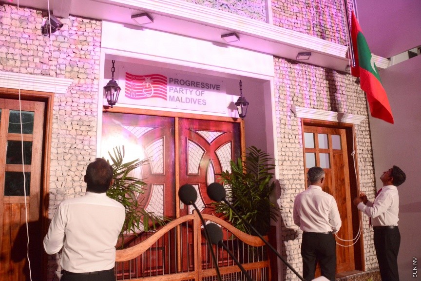 ފެބްރުއަރީ 9، 2017:  ޕީޕީއެމްގެ އާ އޮފީސް ހުޅުވުމަށް ހ. ހުރަފައިގައި ބޭއްވި ހާއްސަ ރަސްމިއްޔާތުގެ ތެރެއިން -- ސަން ފޮޓޯ/ ފަޔާޒު މޫސާ