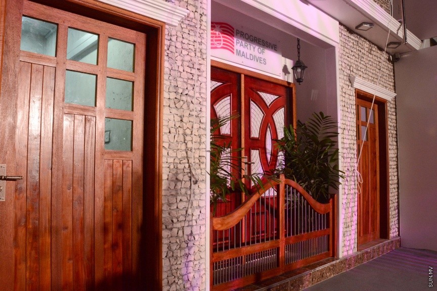 ފެބްރުއަރީ 9، 2017:  ޕީޕީއެމްގެ އާ އޮފީސް ހުޅުވުމަށް ހ. ހުރަފައިގައި ބޭއްވި ހާއްސަ ރަސްމިއްޔާތުގެ ތެރެއިން -- ސަން ފޮޓޯ/ ފަޔާޒު މޫސާ