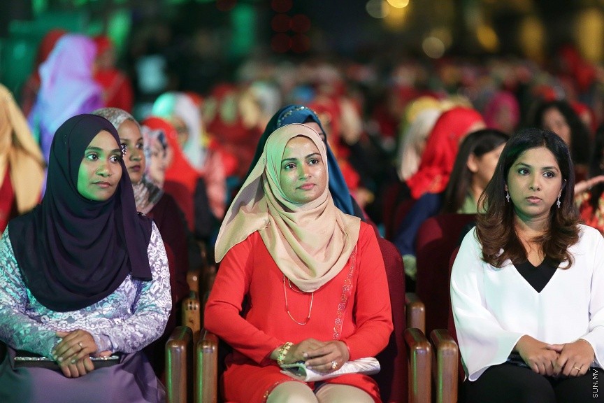 23 ފެބްރުއަރީ 2017: ހީވާގި ކަނބަލުންގެ މައުރަޒުގައި ބައިވެރިވެ ވަނަވަނައަށް ދިޔަ ފަރާތްތަކަށް އިނާމު ދިނުމަށް މިރޭ ދަރުބާރުގޭ ފުރަގަހުގައި ބޭއްވި ރަސްމިއްޔާތުގެ ތެރެއިން----ސަން ފޮޓޯ/ ފަޔާޒު މޫސާ