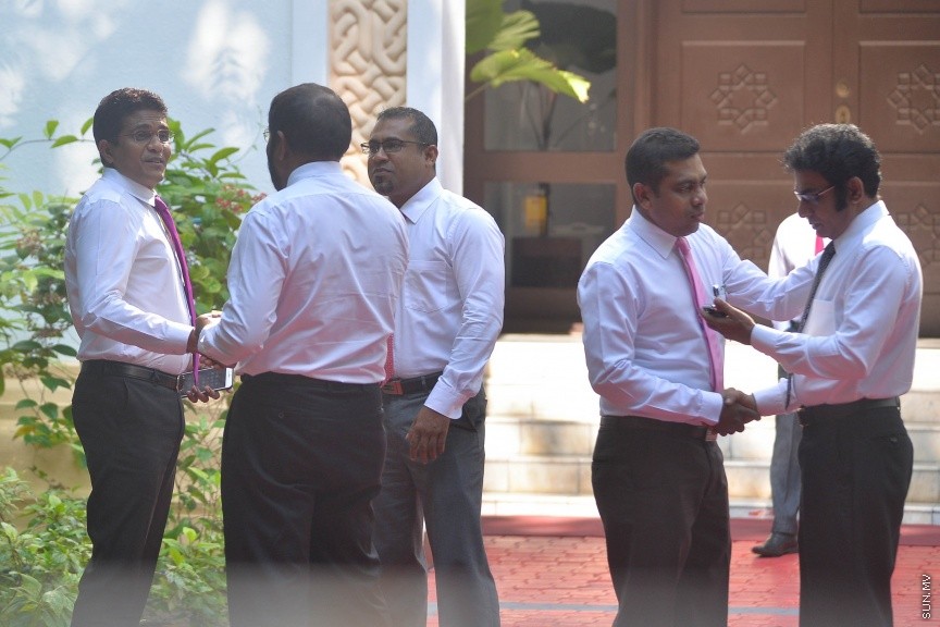 27 މާޗް 2017: މިއަދުގެ މަޖްލީޙުގެ ޖަލްސާގައި ބައިވެރިވެވަޑައިގަންނަވާ ބައެއް މެންބަރުން މަޖިލިސް ގޯތިތެރޭ---ސަން ފޮޓޯ/ މުހައްމަދު އަފްރާހް