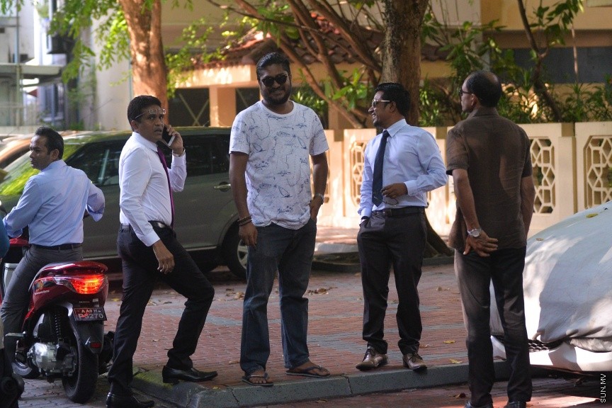 27 މާޗް 2017: މިއަދުގެ މަޖްލީޙުގެ ޖަލްސާގައި ބައިވެރިވެވަޑައިގަންނަވާ ބައެއް މެންބަރުން މަޖިލިސް ކައިރީ---ސަން ފޮޓޯ/ މުހައްމަދު އަފްރާހް