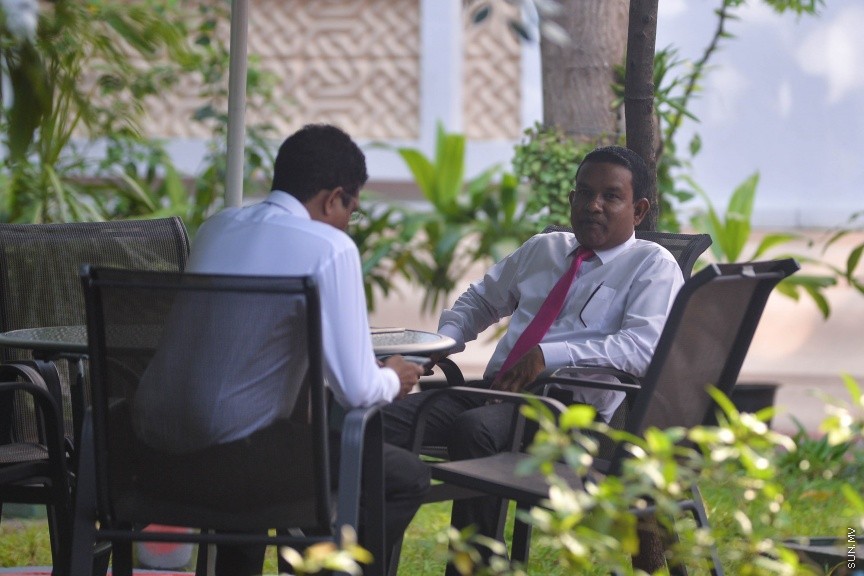 27 މާޗް 2017: މިއަދުގެ މަޖްލީޙުގެ ޖަލްސާގައި ބައިވެރިވެވަޑައިގަންނަވާ ބައެއް މެންބަރުން މަޖިލިސް ގޯތިތެރޭ---ސަން ފޮޓޯ/ މުހައްމަދު އަފްރާހް