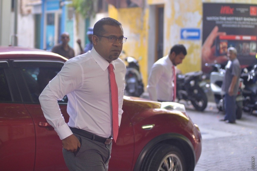 27 މާޗް 2017: މިއަދުގެ މަޖްލީޙުގެ ޖަލްސާގައި ބައިވެރިވެވަޑައިގަންނަވާ ބައެއް މެންބަރުން މަޖިލިސް ކައިރީ---ސަން ފޮޓޯ/ މުހައްމަދު އަފްރާހް