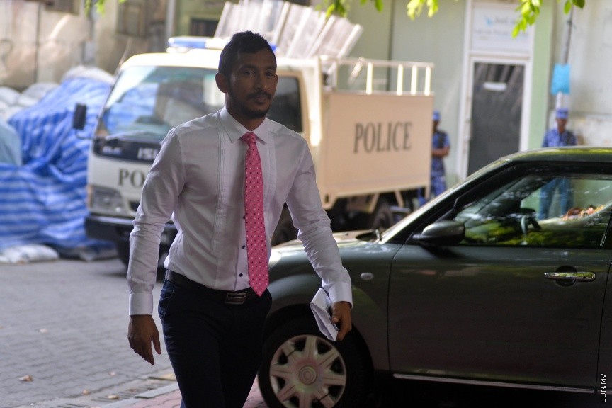 27 މާޗް 2017: މިއަދުގެ މަޖްލީޙުގެ ޖަލްސާގައި ބައިވެރިވެވަޑައިގަންނަވާ ބައެއް މެންބަރުން މަޖިލިސް ކައިރީ---ސަން ފޮޓޯ/ މުހައްމަދު އަފްރާހް