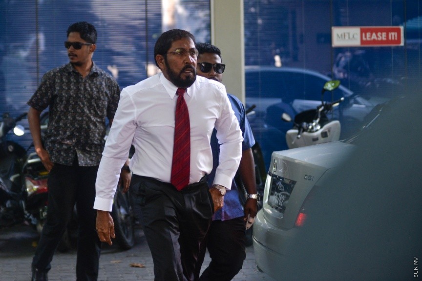 27 މާޗް 2017: މިއަދުގެ މަޖްލީޙުގެ ޖަލްސާގައި ބައިވެރިވެވަޑައިގަންނަވާ ބައެއް މެންބަރުން މަޖިލިސް ކައިރީ---ސަން ފޮޓޯ/ މުހައްމަދު އަފްރާހް