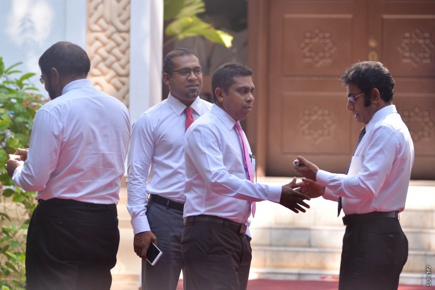 27 މާޗް 2017: މިއަދުގެ މަޖްލީޙުގެ ޖަލްސާގައި ބައިވެރިވެވަޑައިގަންނަވާ ބައެއް މެންބަރުން މަޖިލިސް ގޯތިތެރޭ---ސަން ފޮޓޯ/ މުހައްމަދު އަފްރާހް