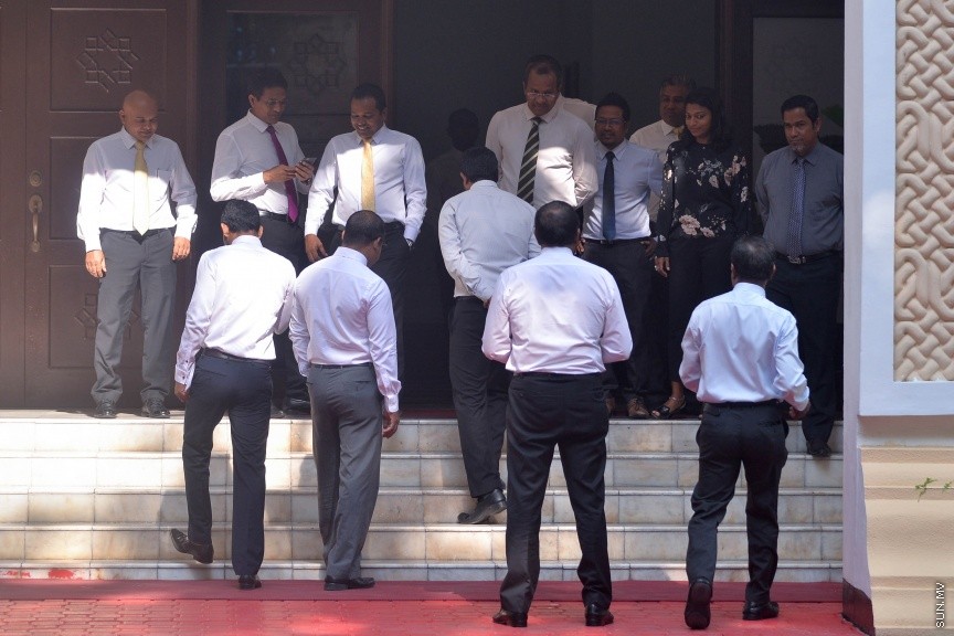 27 މާޗް 2017: މިއަދުގެ މަޖްލީޙުގެ ޖަލްސާގައި ބައިވެރިވެވަޑައިގަންނަވާ ބައެއް މެންބަރުން މަޖިލިސް ގޯތިތެރޭ---ސަން ފޮޓޯ/ މުހައްމަދު އަފްރާހް