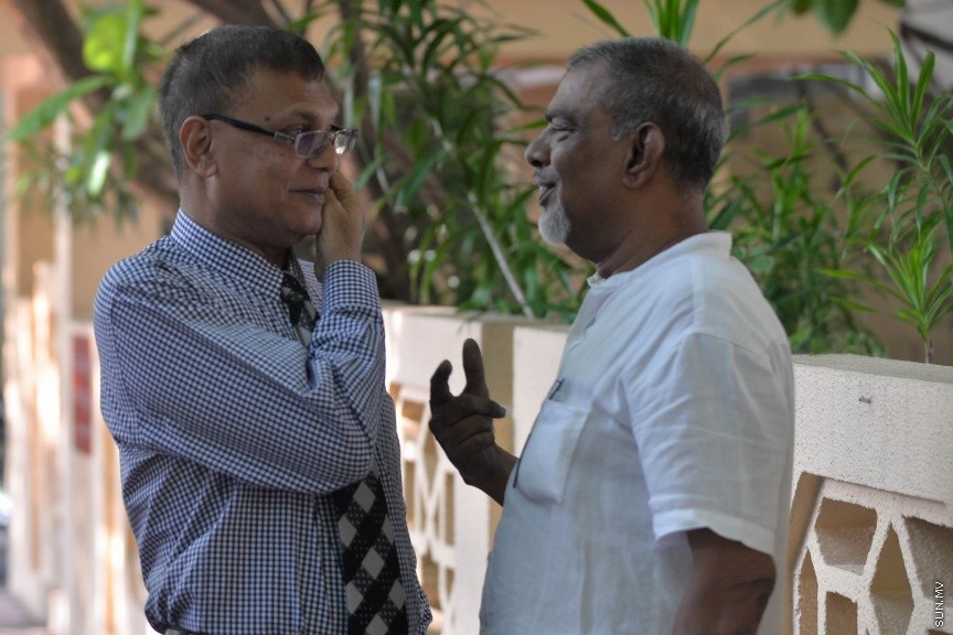 27 މާޗް 2017: މިއަދުގެ މަޖްލީޙުގެ ޖަލްސާގައި ބައިވެރިވެވަޑައިގަންނަވާ ބައެއް މެންބަރުން މަޖިލިސް ކައިރީ---ސަން ފޮޓޯ/ މުހައްމަދު އަފްރާހް