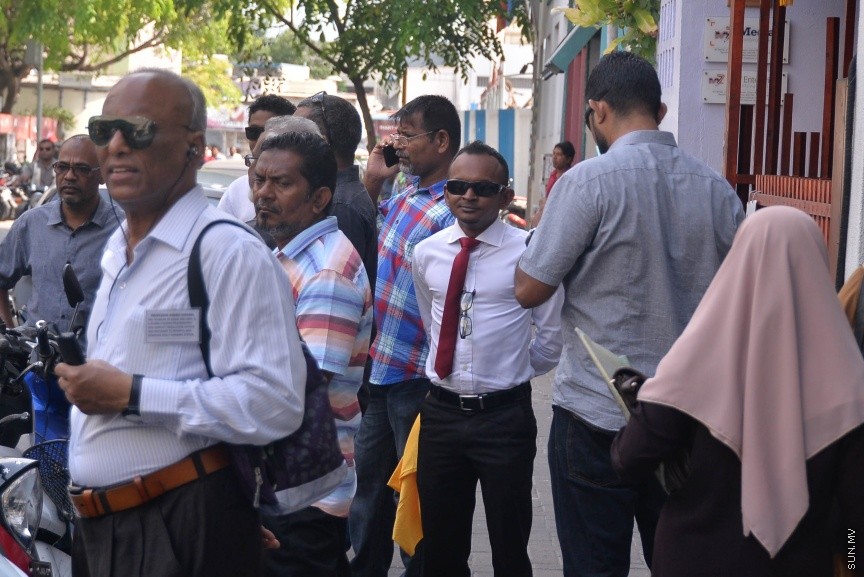 27 މާޗް 2017: އެމްޑީޕީ އޮފީސް ކައިރިއަށް އެތައް ބަޔަކު އެއްވެފައި-- ސަން ފޮޓޯ: މުހައްމަދު އަފްރާޙް
