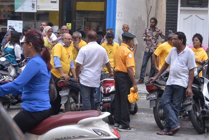 27 މާޗް 2017: އެމްޑީޕީ އޮފީސް ކައިރިއަށް އެތައް ބަޔަކު އެއްވެފައި-- ސަން ފޮޓޯ: މުހައްމަދު އަފްރާޙް
