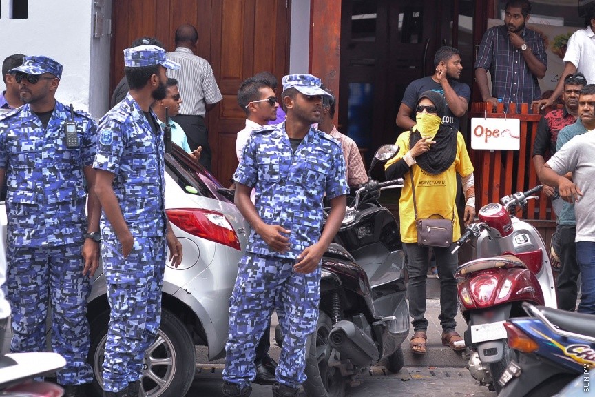 27 މާޗް 2017: އެމްޑީޕީ އޮފީސް ކައިރިއަށް އެތައް ބަޔަކު އެއްވެފައި-- ސަން ފޮޓޯ: މުހައްމަދު އަފްރާޙް
