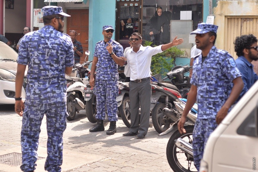 27 މާޗް 2017: އެމްޑީޕީ އޮފީސް ކައިރިއަށް އެތައް ބަޔަކު އެއްވެފައި-- ސަން ފޮޓޯ: މުހައްމަދު އަފްރާޙް
