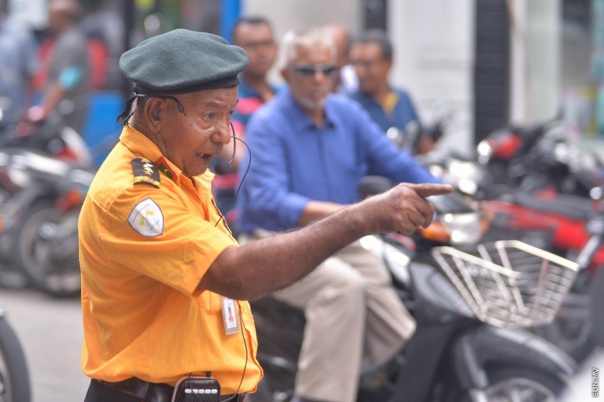 27 މާޗް 2017: އެމްޑީޕީ އޮފީސް ކައިރިއަށް އެތައް ބަޔަކު އެއްވެފައި-- ސަން ފޮޓޯ: މުހައްމަދު އަފްރާޙް
