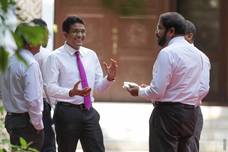 27 މާޗް 2017: މިއަދުގެ މަޖްލީޙުގެ ޖަލްސާގައި ބައިވެރިވެވަޑައިގަންނަވާ ބައެއް މެންބަރުން މަޖިލިސް ގޯތިތެރޭ---ސަން ފޮޓޯ/ ފަޔާޒު މޫސަ