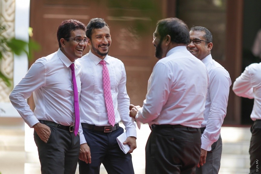 27 މާޗް 2017: މިއަދުގެ މަޖްލީޙުގެ ޖަލްސާގައި ބައިވެރިވެވަޑައިގަންނަވާ ބައެއް މެންބަރުން މަޖިލިސް ގޯތިތެރޭ---ސަން ފޮޓޯ/ ފަޔާޒު މޫސަ