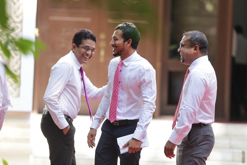 27 މާޗް 2017: މިއަދުގެ މަޖްލީޙުގެ ޖަލްސާގައި ބައިވެރިވެވަޑައިގަންނަވާ ބައެއް މެންބަރުން މަޖިލިސް ގޯތިތެރޭ---ސަން ފޮޓޯ/ ފަޔާޒު މޫސަ