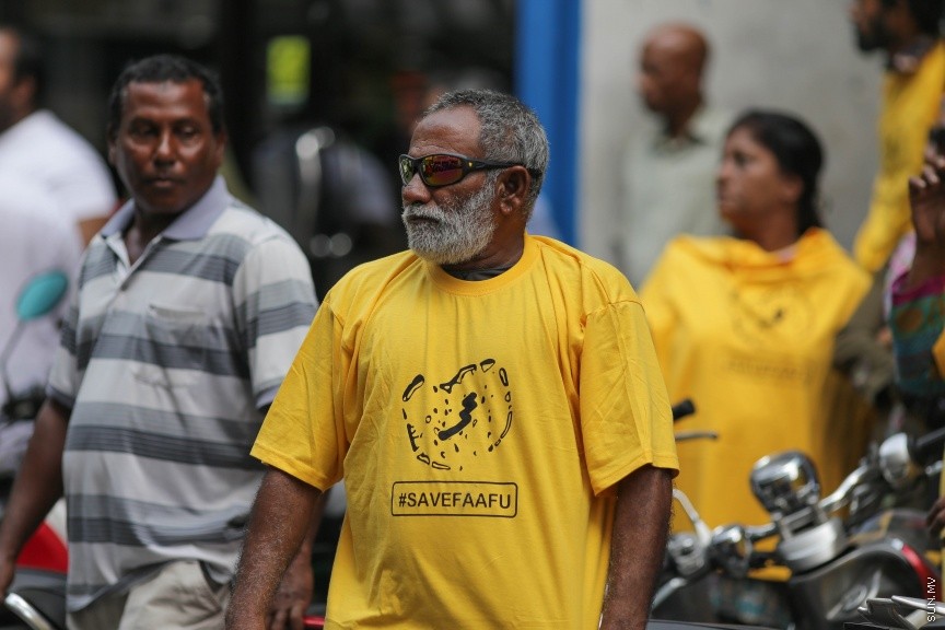 27 މާޗް 2017: އެމްޑީޕީ އޮފީސް ކައިރިއަށް އެތައް ބަޔަކު އެއްވެފައި-- ސަން ފޮޓޯ: ފަޔާޒު މޫސާ
