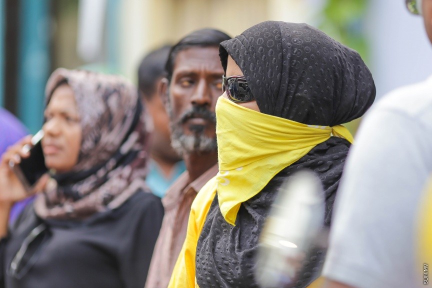 27 މާޗް 2017: އެމްޑީޕީ އޮފީސް ކައިރިއަށް އެތައް ބަޔަކު އެއްވެފައި-- ސަން ފޮޓޯ: ފަޔާޒު މޫސާ
