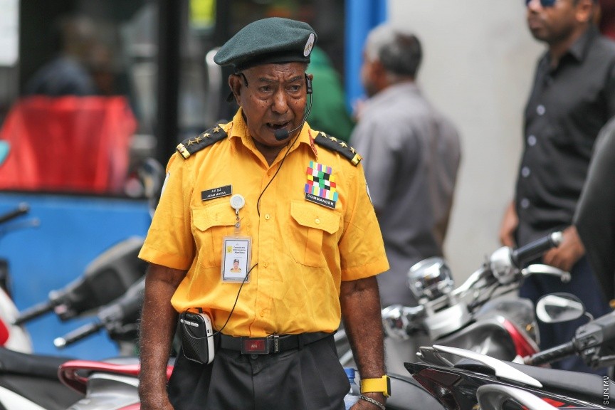 27 މާޗް 2017: އެމްޑީޕީ އޮފީސް ކައިރިއަށް އެތައް ބަޔަކު އެއްވެފައި-- ސަން ފޮޓޯ: ފަޔާޒު މޫސާ
