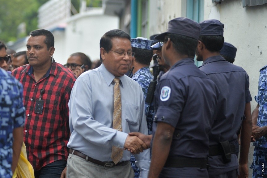 27 މާޗް 2017: ވޯޓައްފަހު ބައެއް މްބަރުން މަޖިލީސްކުރާގެ ސަރަހައްދުގައި---ސަން ފޮޓޯ/ ފަޔާޒު މޫސަ