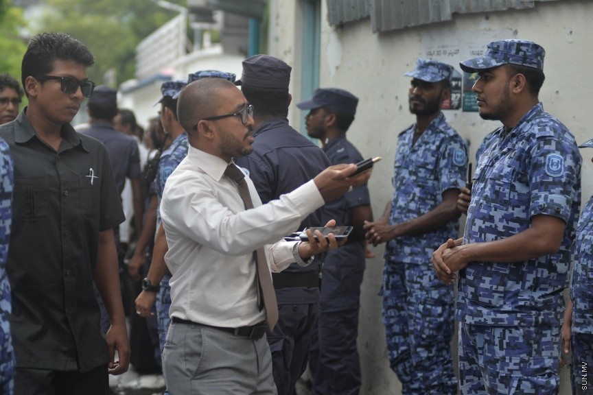 27 މާޗް 2017: ވޯޓައްފަހު މެމްބަރުން މަޖިލީސްކުރާގެ ސަރަހައްދުގައި---ސަން ފޮޓޯ/ ފަޔާޒު މޫސަ