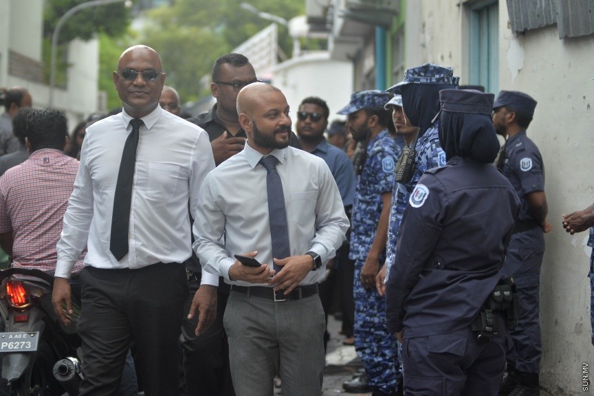 27 މާޗް 2017: ވޯޓައްފަހު ބައެއް މްބަރުން މަޖިލީސްކުރާގެ ސަރަހައްދުގައި---ސަން ފޮޓޯ/ ފަޔާޒު މޫސަ