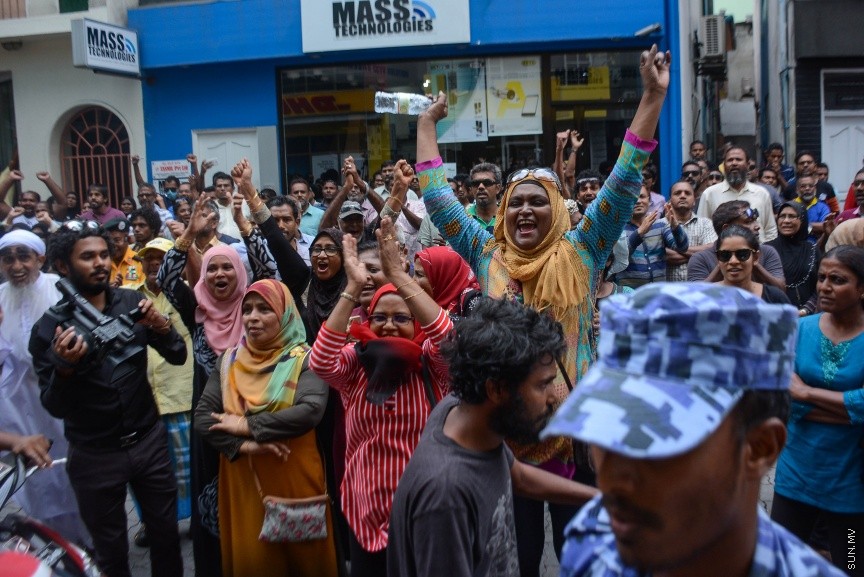 27 މާޗް 2017: އެމްޑީޕީ އޮފީސް ކައިރިއަށް އެތައް ބަޔަކު އެއްވެފައި-- ސަން ފޮޓޯ: ފަޔާޒު މޫސާ
