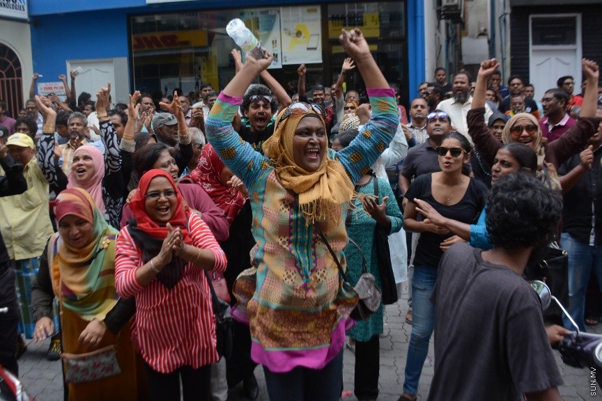 27 މާޗް 2017: އެމްޑީޕީ އޮފީސް ކައިރިއަށް އެތައް ބަޔަކު އެއްވެފައި-- ސަން ފޮޓޯ: ފަޔާޒު މޫސާ
