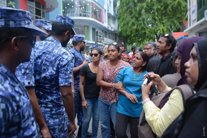 27 މާޗް 2017: އެމްޑީޕީ އޮފީސް ކައިރިއަށް އެތައް ބަޔަކު އެއްވެފައި-- ސަން ފޮޓޯ: ފަޔާޒު މޫސާ
