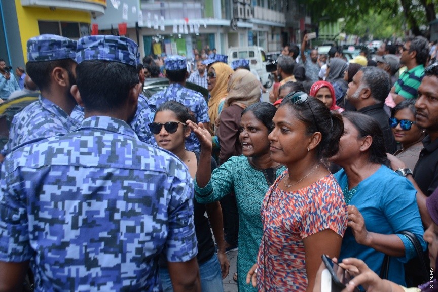 27 މާޗް 2017: އެމްޑީޕީ އޮފީސް ކައިރިއަށް އެތައް ބަޔަކު އެއްވެފައި-- ސަން ފޮޓޯ: ފަޔާޒު މޫސާ
