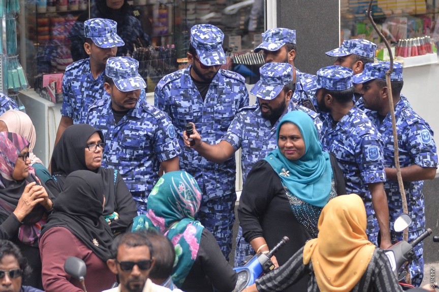 27 މާޗް 2017: އެމްޑީޕީ އޮފީސް ކައިރިއަށް އެތައް ބަޔަކު އެއްވެފައި: ފުލުހުން އެމްޑީޕީ އޮފީސް ކައިރިއަށް އެއްވެ ތިބި މީހުން ފަހަތަށް ޖައްސަނީ-- ސަން ފޮޓޯ: މުހައްމަދު އަފްރާހް