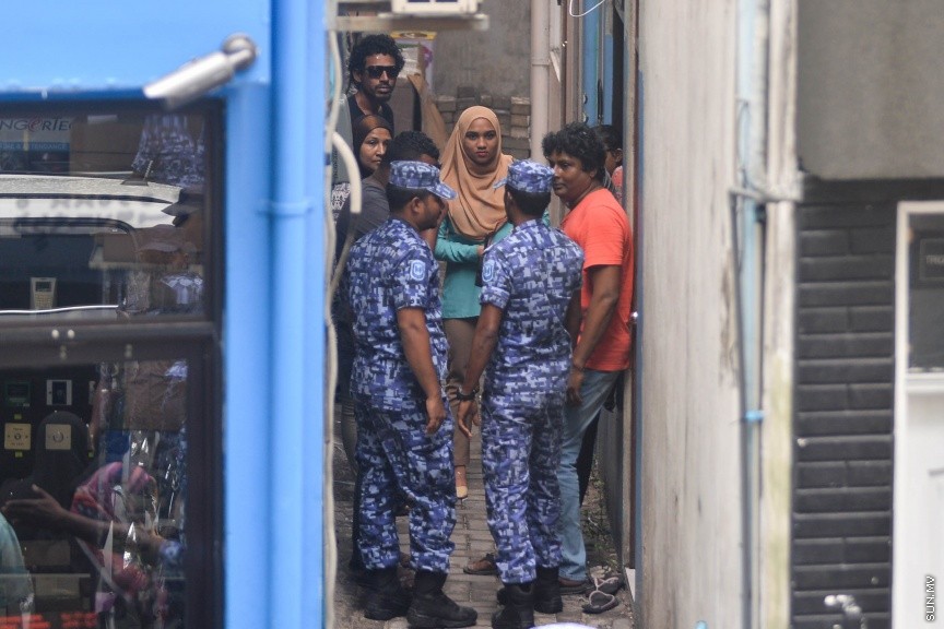 27 މާޗް 2017: އެމްޑީޕީ އޮފީސް ކައިރިއަށް އެތައް ބަޔަކު އެއްވެފައި-- ސަން ފޮޓޯ: މުހައްމަދު އަފްރާހް
