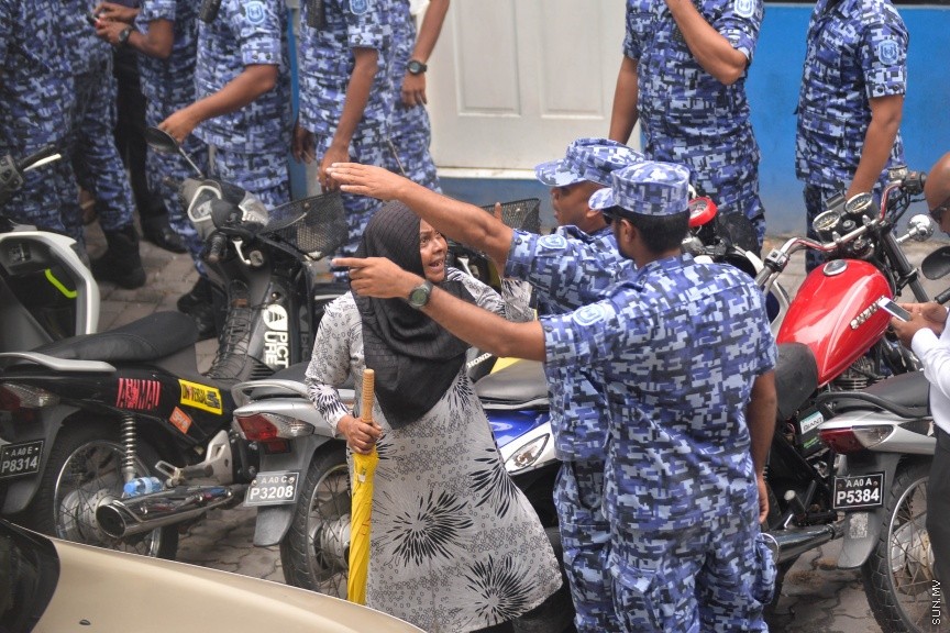 27 މާޗް 2017: އެމްޑީޕީ އޮފީސް ކައިރިއަށް އެތައް ބަޔަކު އެއްވެފައި: ފުލުހުން އެމްޑީޕީ އޮފީސް ކައިރިއަށް އެއްވެ ތިބި މީހުން ފަހަތަށް ޖައްސަނީ-- ސަން ފޮޓޯ: މުހައްމަދު އަފްރާހް