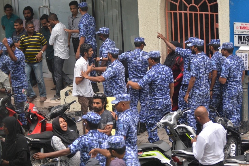 27 މާޗް 2017: އެމްޑީޕީ އޮފީސް ކައިރިއަށް އެތައް ބަޔަކު އެއްވެފައި: ފުލުހުން އެމްޑީޕީ އޮފީސް ކައިރިއަށް އެއްވެ ތިބި މީހުން ފަހަތަށް ޖައްސަނީ-- ސަން ފޮޓޯ: މުހައްމަދު އަފްރާހް