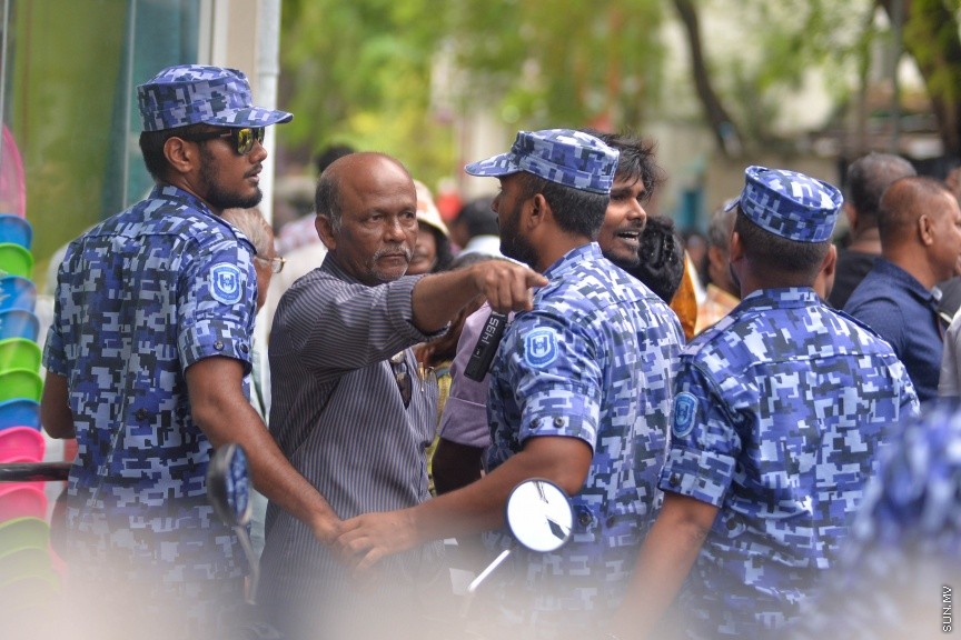 27 މާޗް 2017: އެމްޑީޕީ އޮފީސް ކައިރިއަށް އެތައް ބަޔަކު އެއްވެފައި: ފުލުހުން އެމްޑީޕީ އޮފީސް ކައިރިއަށް އެއްވެ ތިބި މީހުން ފަހަތަށް ޖައްސަނީ-- ސަން ފޮޓޯ: މުހައްމަދު އަފްރާހް