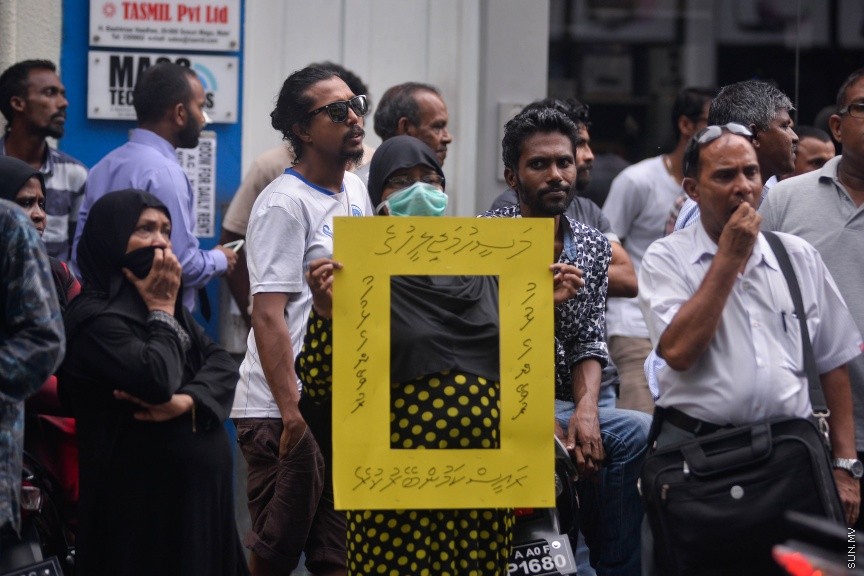 27 މާޗް 2017: އެމްޑީޕީ އޮފީސް ކައިރިއަށް އެތައް ބަޔަކު އެއްވެފައި-- ސަން ފޮޓޯ: މުހައްމަދު އަފްރާހް