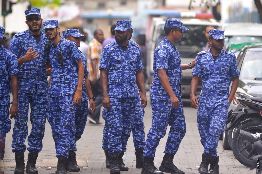 27 މާޗް 2017: ފުލުހުން އެމްޑީޕީ އޮފީސް ކައިރި ހަރަކާތްތެރިވަނީ-- ސަން ފޮޓޯ: މުހައްމަދު އަފްރާހް