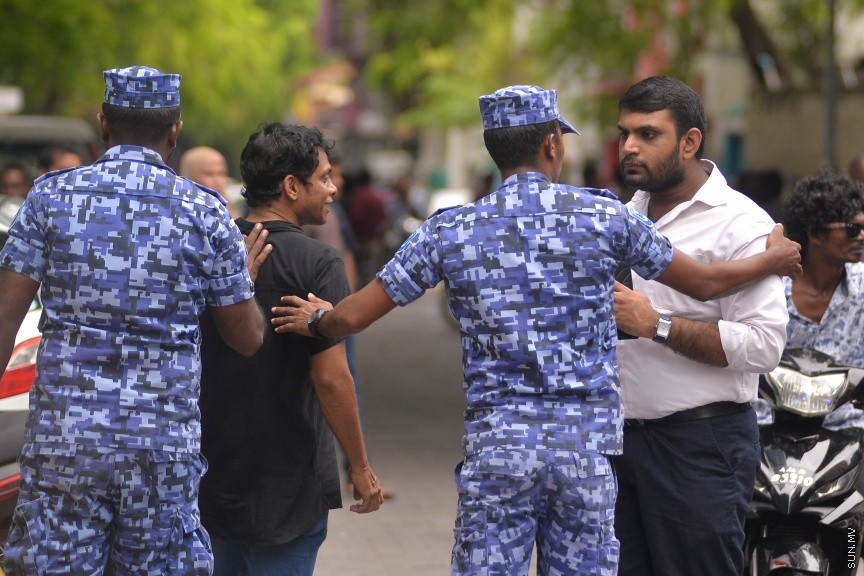 27 މާޗް 2017: އެމްޑީޕީ އޮފީސް ކައިރިއަށް އެތައް ބަޔަކު އެއްވެފައި: ފުލުހުން އެމްޑީޕީ އޮފީސް ކައިރިއަށް އެއްވެ ތިބި މީހުން ފަހަތަށް ޖައްސަނީ-- ސަން ފޮޓޯ: މުހައްމަދު އަފްރާހް