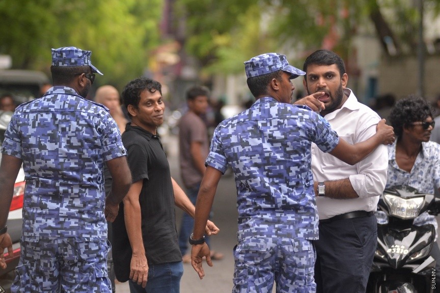 27 މާޗް 2017: އެމްޑީޕީ އޮފީސް ކައިރިއަށް އެތައް ބަޔަކު އެއްވެފައި: ފުލުހުން އެމްޑީޕީ އޮފީސް ކައިރިއަށް އެއްވެ ތިބި މީހުން ފަހަތަށް ޖައްސަނީ-- ސަން ފޮޓޯ: މުހައްމަދު އަފްރާހް