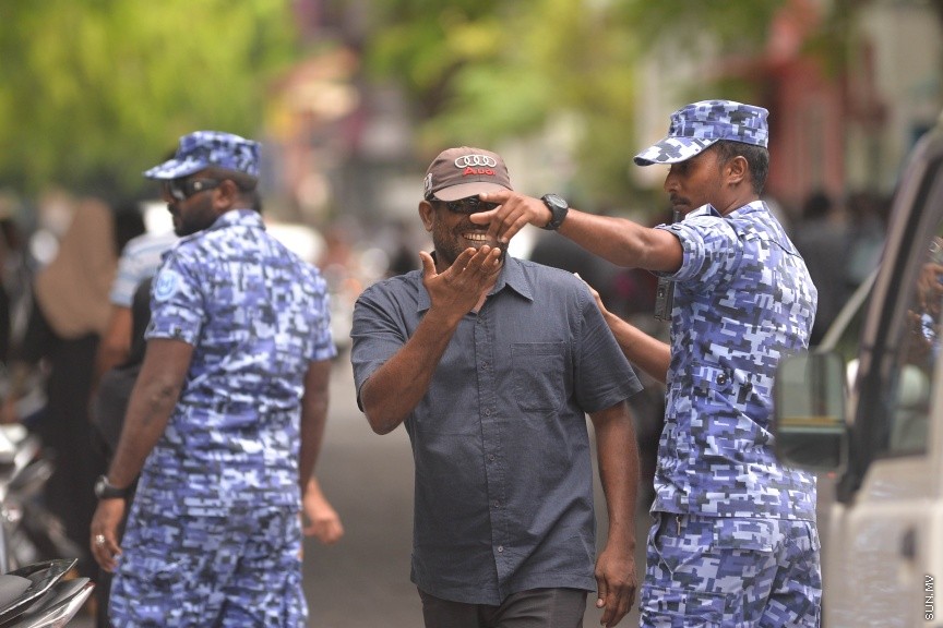 27 މާޗް 2017: އެމްޑީޕީ އޮފީސް ކައިރިއަށް އެތައް ބަޔަކު އެއްވެފައި: ފުލުހުން އެމްޑީޕީ އޮފީސް ކައިރިއަށް އެއްވެ ތިބި މީހުން ފަހަތަށް ޖައްސަނީ-- ސަން ފޮޓޯ: މުހައްމަދު އަފްރާހް