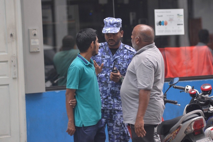 27 މާޗް 2017: އެމްޑީޕީ އޮފީސް ކައިރިއަށް އެތައް ބަޔަކު އެއްވެފައި: ފުލުހުން އެމްޑީޕީ އޮފީސް ކައިރިއަށް އެއްވެ ތިބި މީހުން ފަހަތަށް ޖައްސަނީ-- ސަން ފޮޓޯ: މުހައްމަދު އަފްރާހް