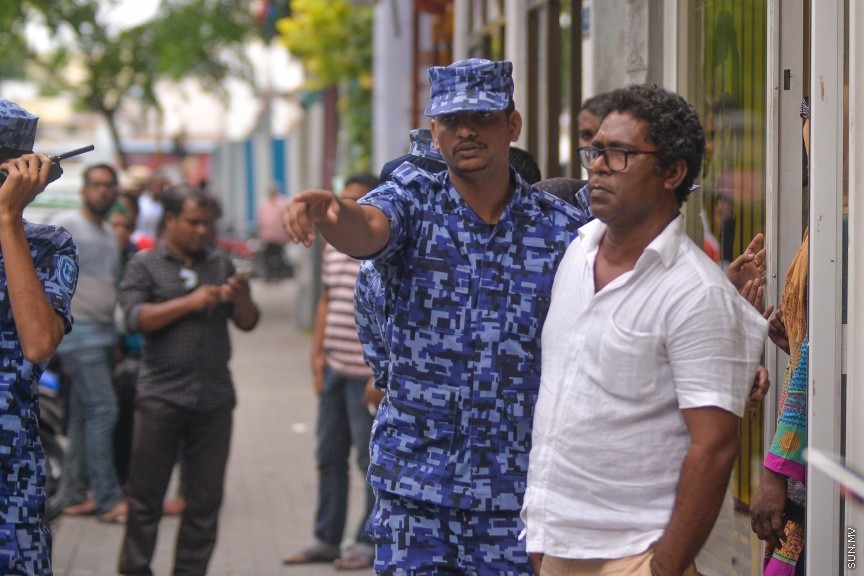 27 މާޗް 2017: އެމްޑީޕީ އޮފީސް ކައިރިއަށް އެތައް ބަޔަކު އެއްވެފައި: ފުލުހުން އެމްޑީޕީ އޮފީސް ކައިރިއަށް އެއްވެ ތިބި މީހުން ފަހަތަށް ޖައްސަނީ-- ސަން ފޮޓޯ: މުހައްމަދު އަފްރާހް