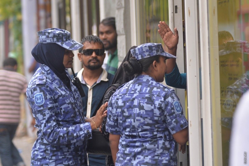 27 މާޗް 2017: އެމްޑީޕީ އޮފީސް ކައިރިއަށް އެތައް ބަޔަކު އެއްވެފައި: ފުލުހުން އެމްޑީޕީ އޮފީސް ކައިރިއަށް އެއްވެ ތިބި މީހުން ފަހަތަށް ޖައްސަނީ-- ސަން ފޮޓޯ: މުހައްމަދު އަފްރާހް