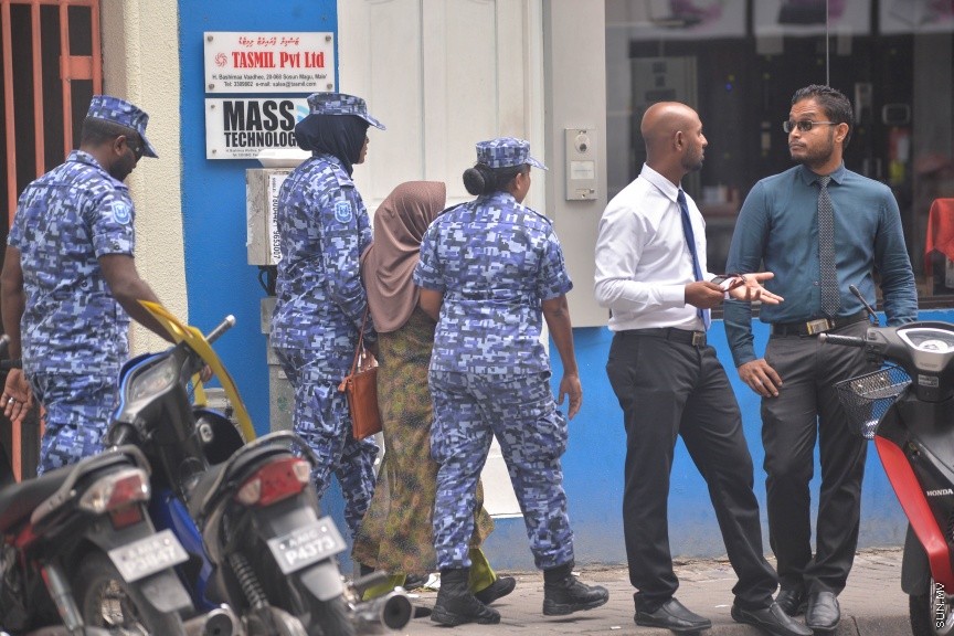 27 މާޗް 2017: އެމްޑީޕީ އޮފީސް ކައިރިއަށް އެތައް ބަޔަކު އެއްވެފައި: ފުލުހުން އެމްޑީޕީ އޮފީސް ކައިރިއަށް އެއްވެ ތިބި މީހުން ފަހަތަށް ޖައްސަނީ-- ސަން ފޮޓޯ: މުހައްމަދު އަފްރާހް