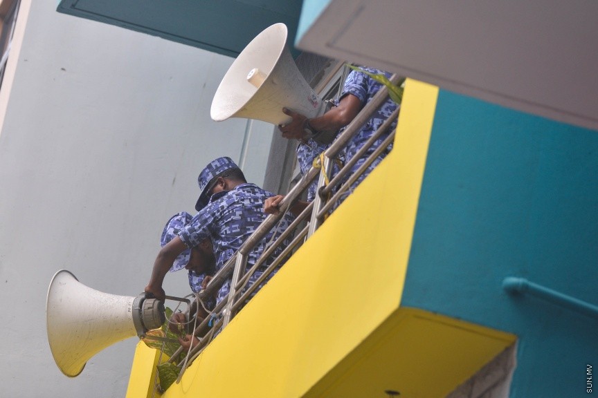  27 މާޗް 2017: އެމްޑީޕީ އޮފީހުގައި ހަރުކޮށްފައި ހުރި އަޑުގަދަ ކުރާ ސިސްޓަމްތައް ފުލުހުންގެ ބެލުމުގެ ދަށަށް ގެންދަނީ-- ސަން ފޮޓޯ: މުހައްމަދު އަފްރާހް