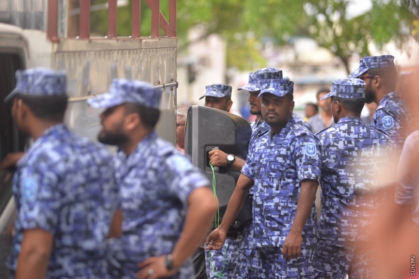  27 މާޗް 2017: އެމްޑީޕީ އޮފީހުގައި ހަރުކޮށްފައި ހުރި ސުޕީކަރު ސިސްޓަމްތައް ފުލުހުންގެ ބެލުމުގެ ދަށަށް ގެންދަނީ-- ސަން ފޮޓޯ: މުހައްމަދު އަފްރާހް