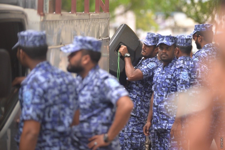  27 މާޗް 2017: އެމްޑީޕީ އޮފީހުގައި ހަރުކޮށްފައި ހުރި ސުޕީކަރު ސިސްޓަމްތައް ފުލުހުންގެ ބެލުމުގެ ދަށަށް ގެންދަނީ-- ސަން ފޮޓޯ: މުހައްމަދު އަފްރާހް