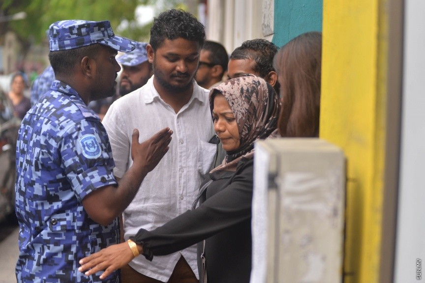 27 މާޗް 2017: އެމްޑީޕީ އޮފީސް ކައިރިއަށް އެތައް ބަޔަކު އެއްވެފައި: ފުލުހުން އެމްޑީޕީ އޮފީސް ކައިރިއަށް އެއްވެ ތިބި މީހުން ފަހަތަށް ޖައްސަނީ-- ސަން ފޮޓޯ: މުހައްމަދު އަފްރާހް